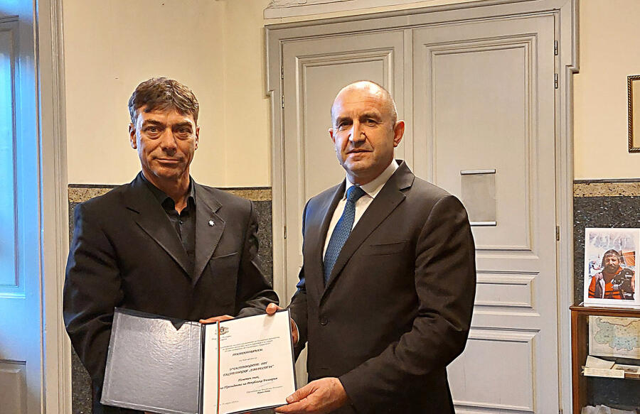 ПРЕЗИДЕНТЪТ РУМЕН РАДЕВ ВРЪЧИ ПОЧЕТЕН ЗНАК НА АЛПИНИСТИ ОТ ЕКСПЕДИЦИЯ „ЕВЕРЕСТ 1984”