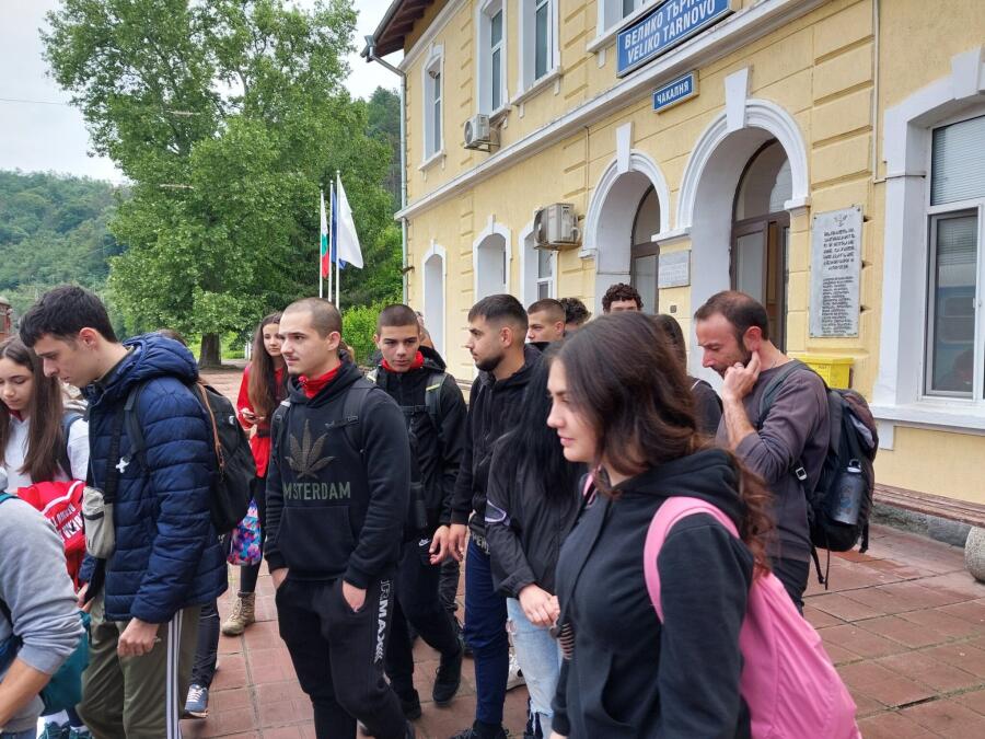Младите туристи от клуб „Царевец“ по стъпките на Христо Ботев