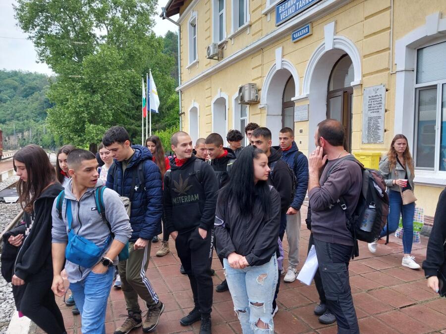 Младите туристи от клуб „Царевец“ по стъпките на Христо Ботев