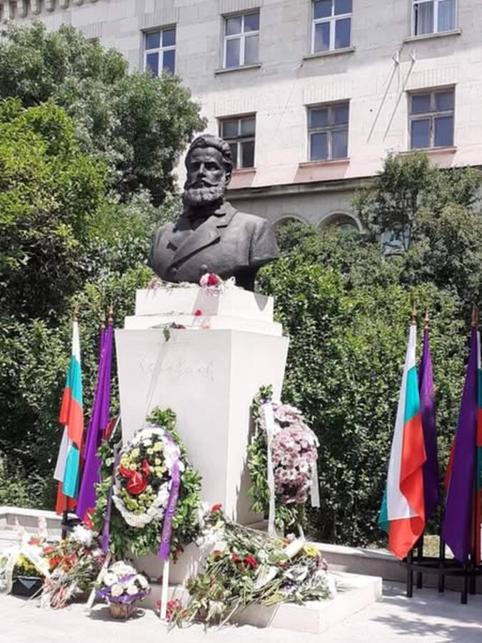 Поклон пред светлата памет на Христо Ботев, Иванка и Венета Ботеви и всички загинали за свободата на България!