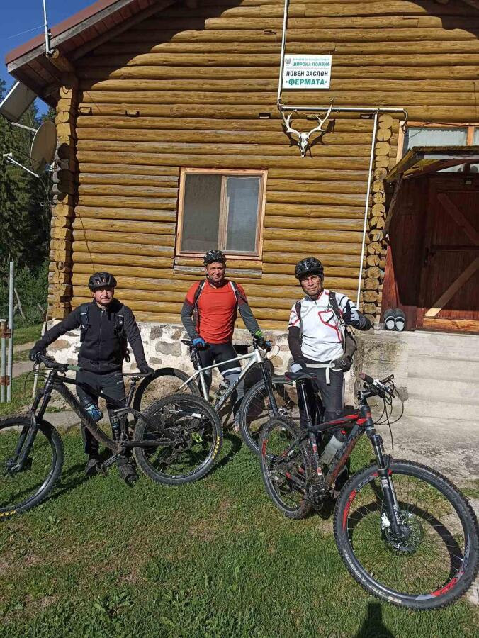 По следите на Е8: Трима колоездачи поемат през Родопа планина