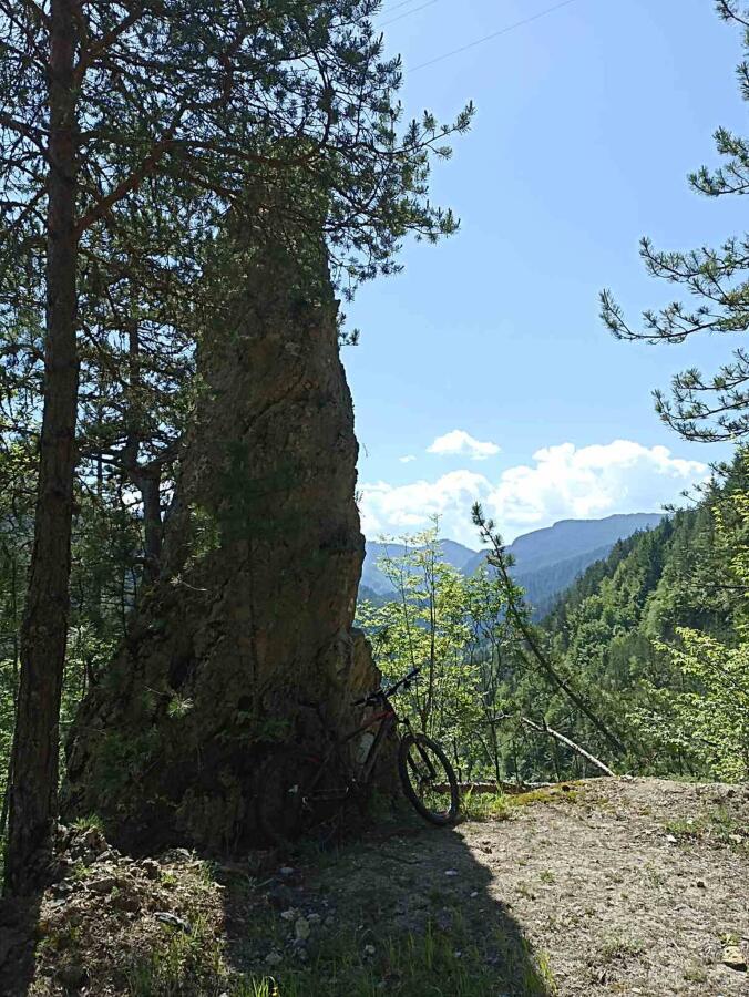 По следите на Е8: Трима колоездачи поемат през Родопа планина