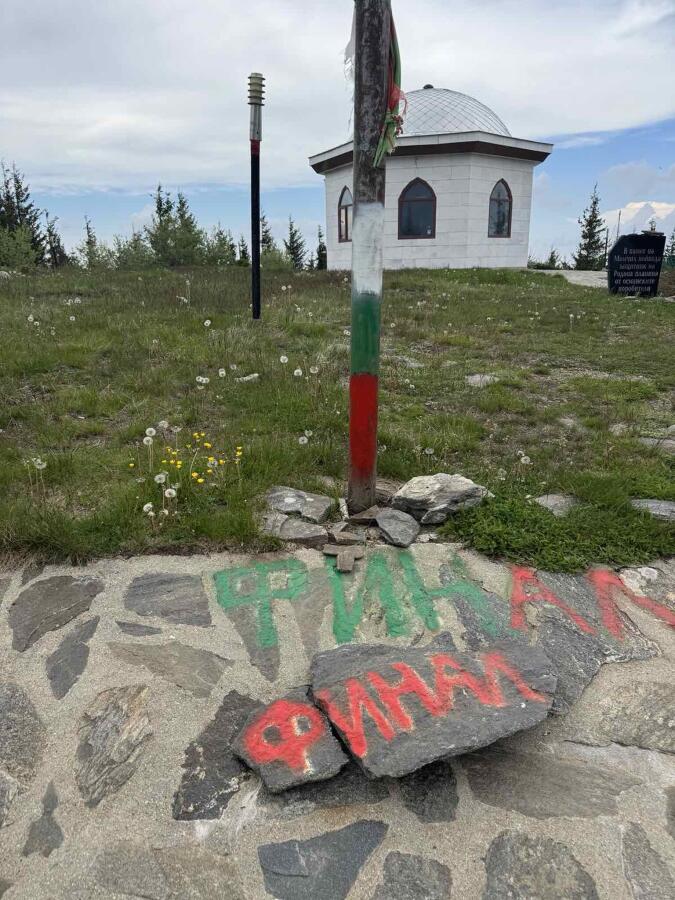 По следите на Е8: Трима колоездачи поемат през Родопа планина