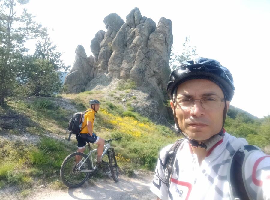 По следите на Е8: Трима колоездачи поемат през Родопа планина