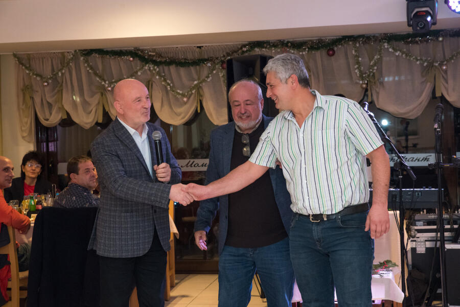 Коледен благотворителен бал