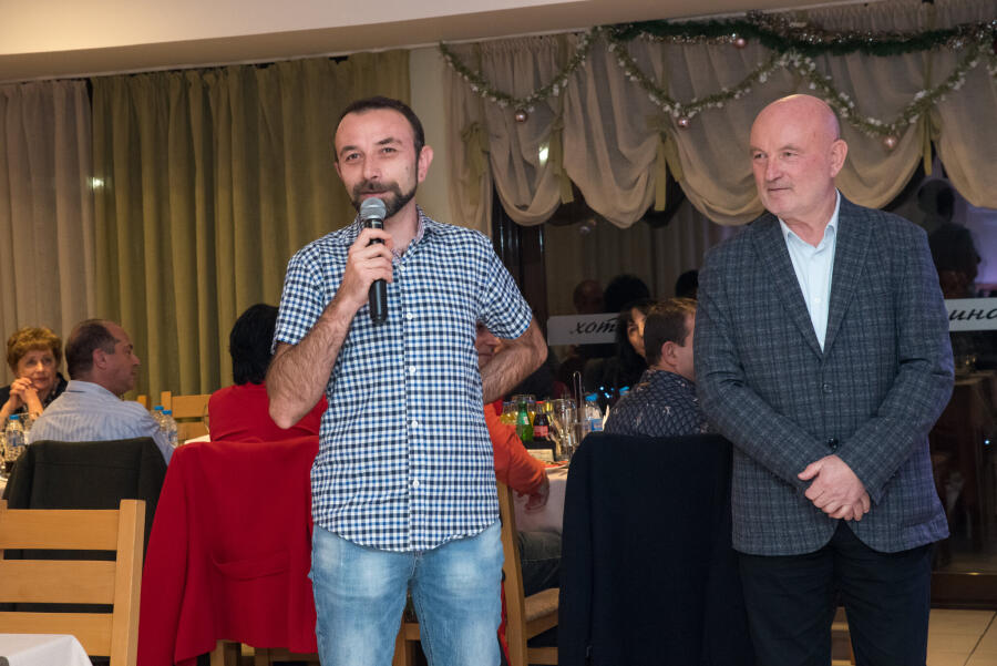 Коледен благотворителен бал