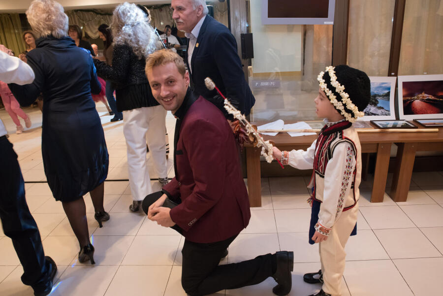 Коледен благотворителен бал
