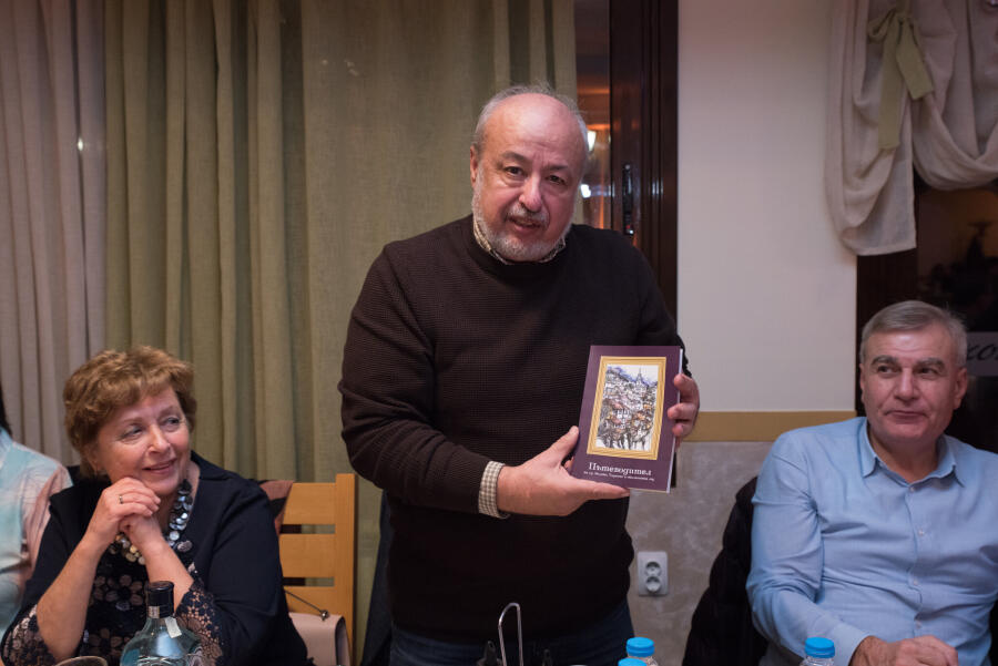 Коледен благотворителен бал