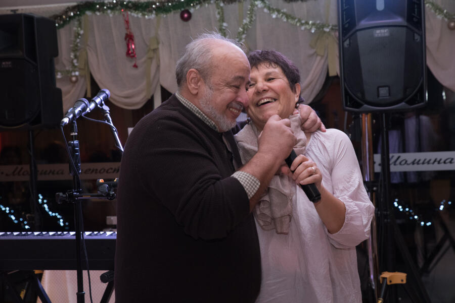 Коледен благотворителен бал