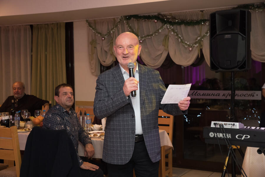 Коледен благотворителен бал