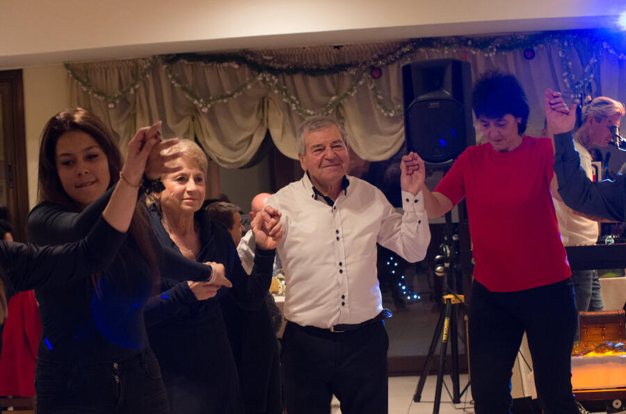 Коледен благотворителен бал