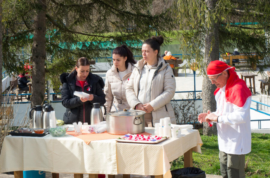 Празничен осмомартенски поход