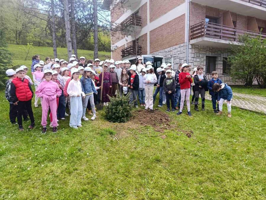 Млади природозащитници от София оставиха своята "зелена следа" в парк Ксилифор