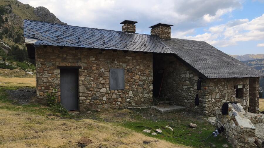 Планинари от ТД „Трапезица-1902“ на трек в Пиренеите