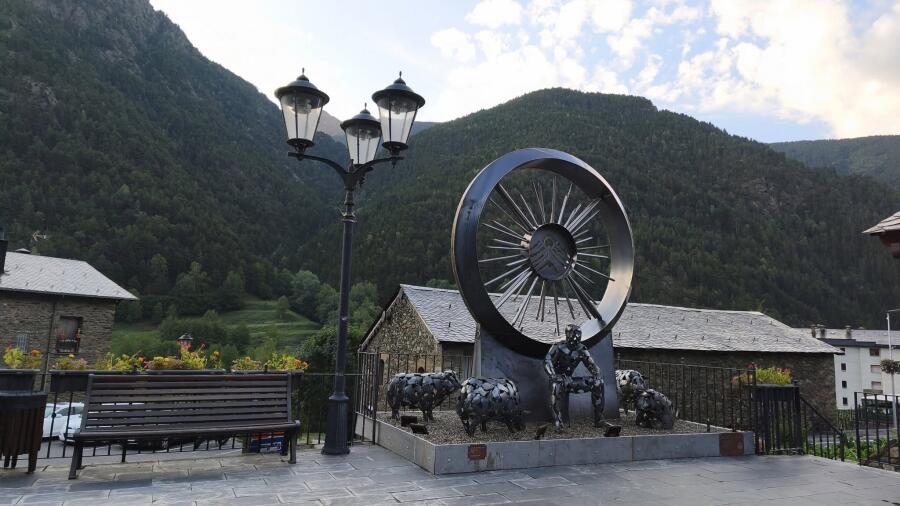 Планинари от ТД „Трапезица-1902“ на трек в Пиренеите